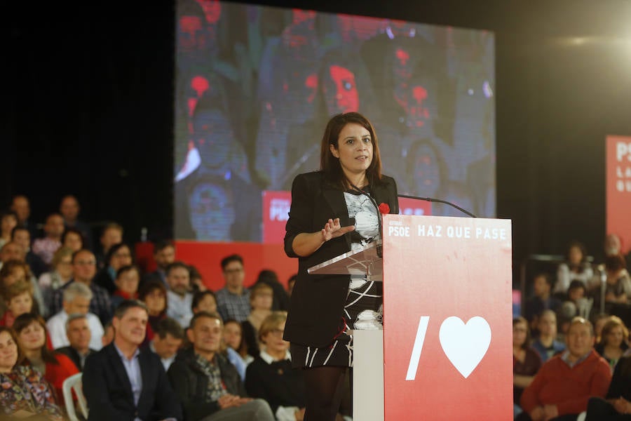 El presidente del Gobierno y candidato del PSOE ha participado en un acto en el pabellón central del recinco ferial Luis Adaro ante unas 3.500 personas, según los datos del PSOE.