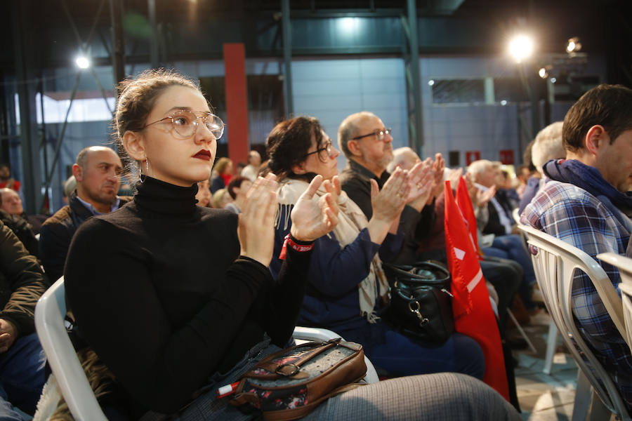 El presidente del Gobierno y candidato del PSOE ha participado en un acto en el pabellón central del recinco ferial Luis Adaro ante unas 3.500 personas, según los datos del PSOE.