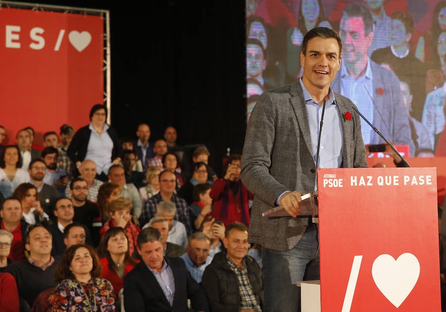 El presidente del Gobierno y candidato del PSOE ha participado en un acto en el pabellón central del recinco ferial Luis Adaro ante unas 3.500 personas, según los datos del PSOE.