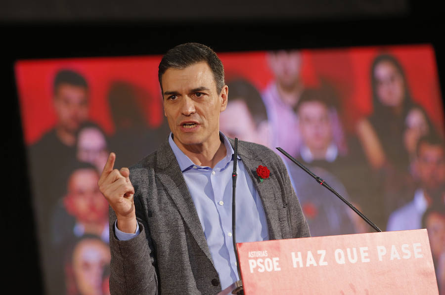 El presidente del Gobierno y candidato del PSOE ha participado en un acto en el pabellón central del recinco ferial Luis Adaro ante unas 3.500 personas, según los datos del PSOE.