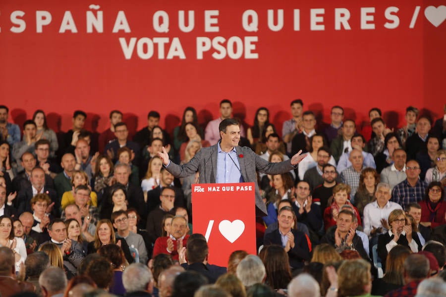 El presidente del Gobierno y candidato del PSOE ha participado en un acto en el pabellón central del recinco ferial Luis Adaro ante unas 3.500 personas, según los datos del PSOE.