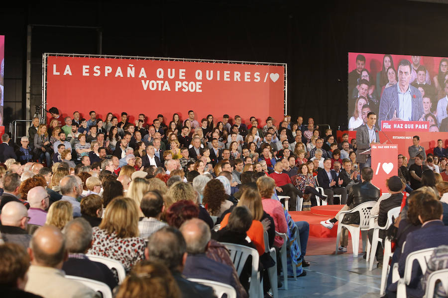 El presidente del Gobierno y candidato del PSOE ha participado en un acto en el pabellón central del recinco ferial Luis Adaro ante unas 3.500 personas, según los datos del PSOE.