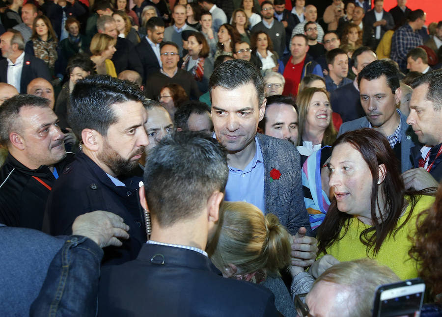 El presidente del Gobierno y candidato del PSOE ha participado en un acto en el pabellón central del recinco ferial Luis Adaro ante unas 3.500 personas, según los datos del PSOE.