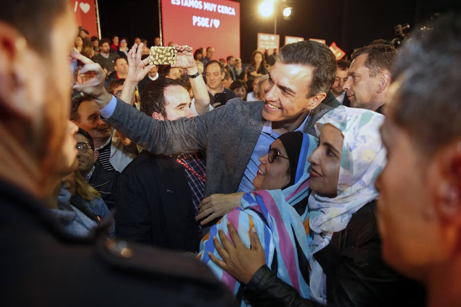 El presidente del Gobierno y candidato del PSOE ha participado en un acto en el pabellón central del recinco ferial Luis Adaro ante unas 3.500 personas, según los datos del PSOE.