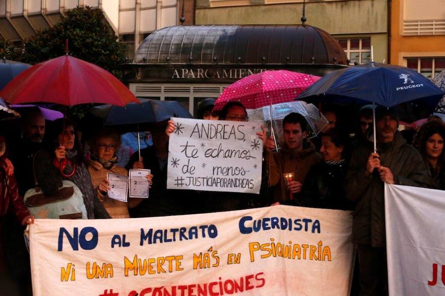 Medio centenar de personas se concentran en la plaza de la Escandalera para pedir justicia por la joven de 26 años fallecida en el HUCA por una meningitis hace dos años.