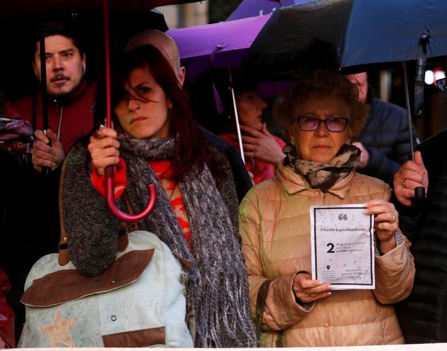 Medio centenar de personas se concentran en la plaza de la Escandalera para pedir justicia por la joven de 26 años fallecida en el HUCA por una meningitis hace dos años.