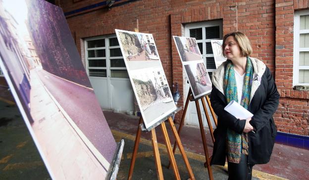 Ana Taboada observa el proyecto, que presentó ayer en la Fábrica de Gas. 