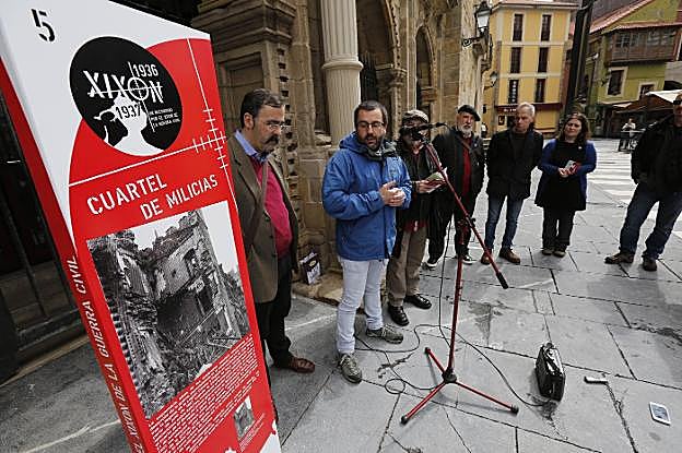 Intervención de Toño Huerta, flanqueado por Rafael Velasco y Jesús Montes Estrada, en la plaza del Marqués. 