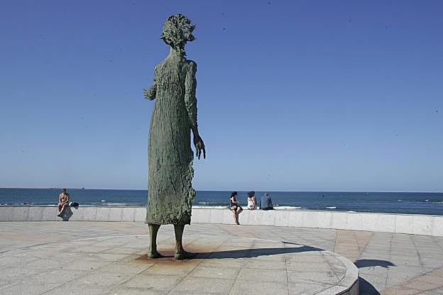 El 'Monumento a la madre del emigrante' de Muriedas, en la escalera 23 del paseo del Muro, mirando al mar. 