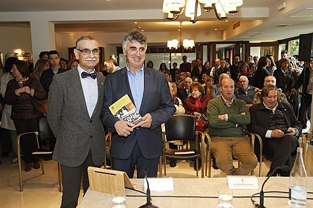 Luis Arias y José Luis Carmona en la presentación del libro. 