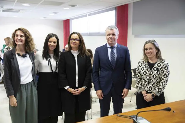 Gabriela Uriarte (Promociona), Raquel Villa (Transinsa), Carmen Álvarez (Aguas de Avilés) y Belarmino Feito y María Calvo (Fade). 