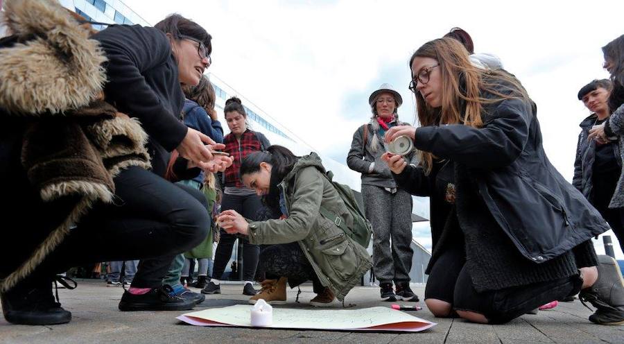 Decenas de personas se han concentrado frente al HUCA para defender que la mujer ingresada para dar a luz por orden judicial pueda hacerlo en casa.