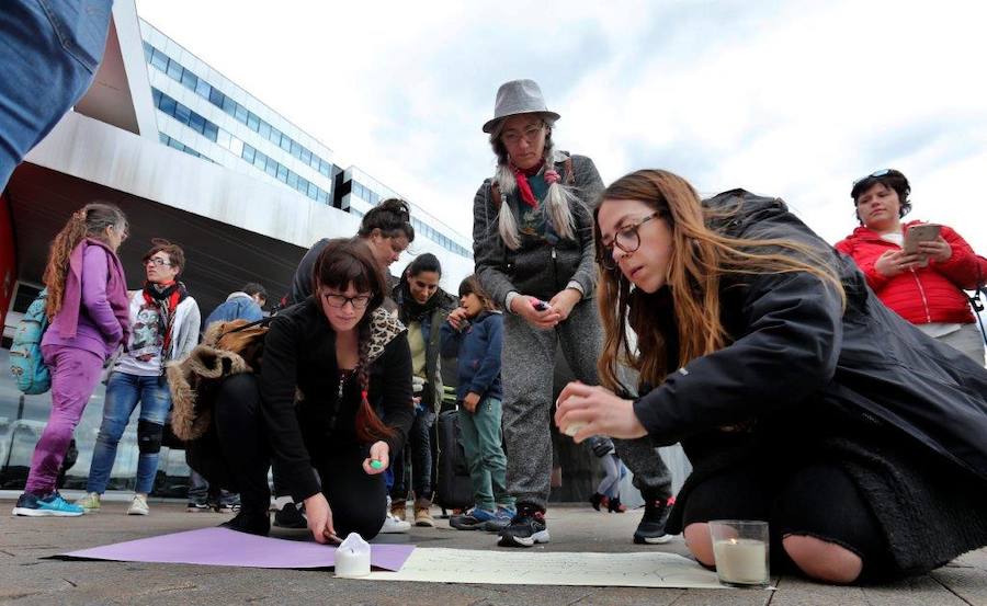 Decenas de personas se han concentrado frente al HUCA para defender que la mujer ingresada para dar a luz por orden judicial pueda hacerlo en casa.