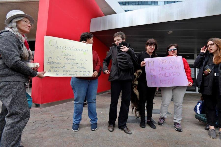 Decenas de personas se han concentrado frente al HUCA para defender que la mujer ingresada para dar a luz por orden judicial pueda hacerlo en casa.