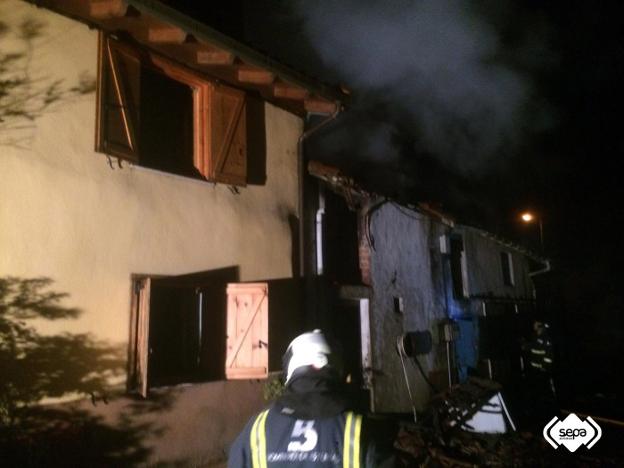 Efectivos de Bomberos, durante las labores de extinción del fuego en Arboleya. 