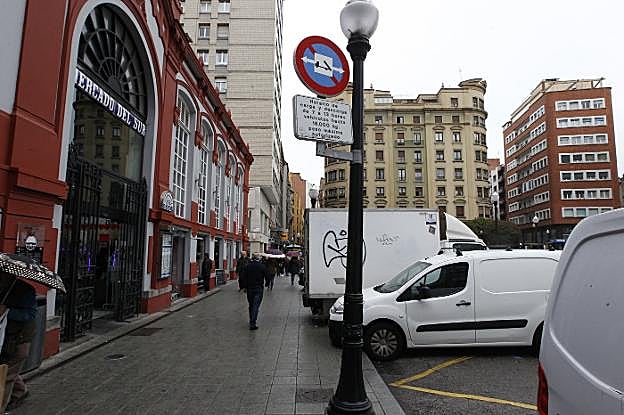 Zona de carga y descarga frente al Mercado del Sur, en la plaza del Seis de Agosto. 