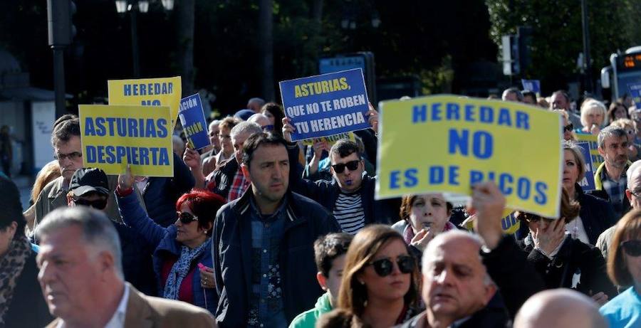 Un centenar de personas se manifestaron para exigir que se ponga fin al impuesto de sucesiones, donaciones y plusvalías para familiares de hasta cuarta generación.