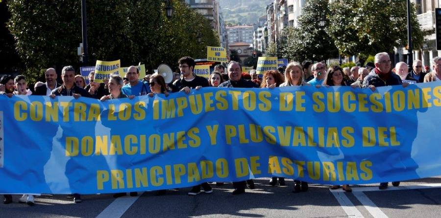 Un centenar de personas se manifestaron para exigir que se ponga fin al impuesto de sucesiones, donaciones y plusvalías para familiares de hasta cuarta generación.