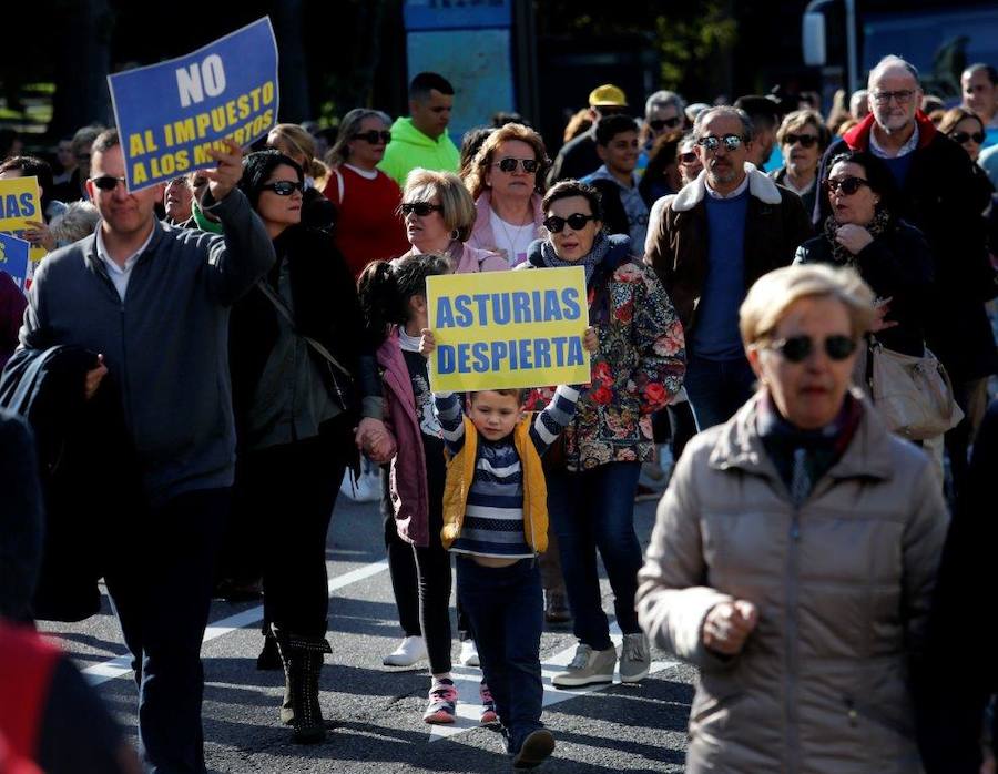 Un centenar de personas se manifestaron para exigir que se ponga fin al impuesto de sucesiones, donaciones y plusvalías para familiares de hasta cuarta generación.