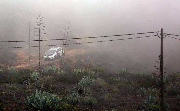 Efectivos de la Guardia Civil participaron en la búsqueda en una zona montañosa de la localidad de Adeje de la mujer y su hijo, hallados finalmente muertos.