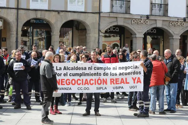 Los trabajadores del Ayuntamiento se concentraron con pancartas en la plaza de España a mediodía. 