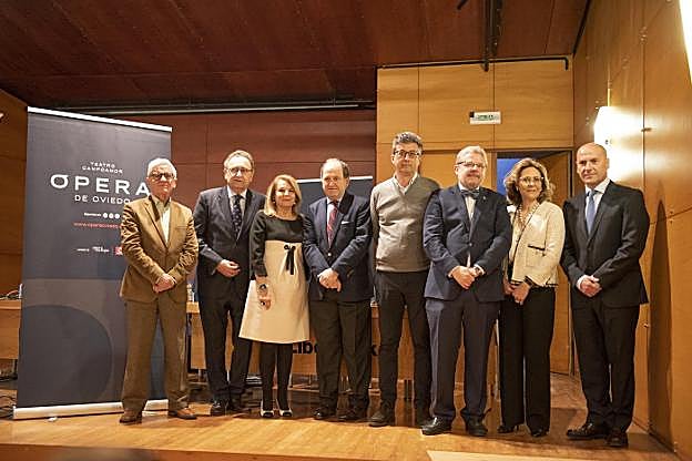 La junta directiva de la Ópera de Oviedo, antes de la asamblea. 