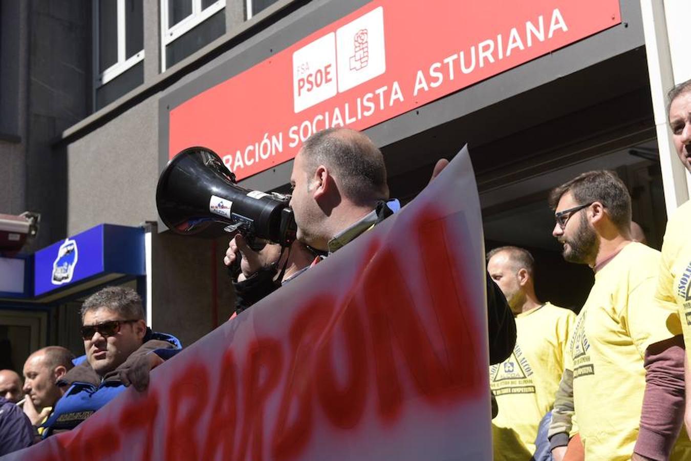 Los empleados de la firma de alumino exigen soluciones ante la sede del PSOE en Oviedo por las ayudas a las electrointensivas