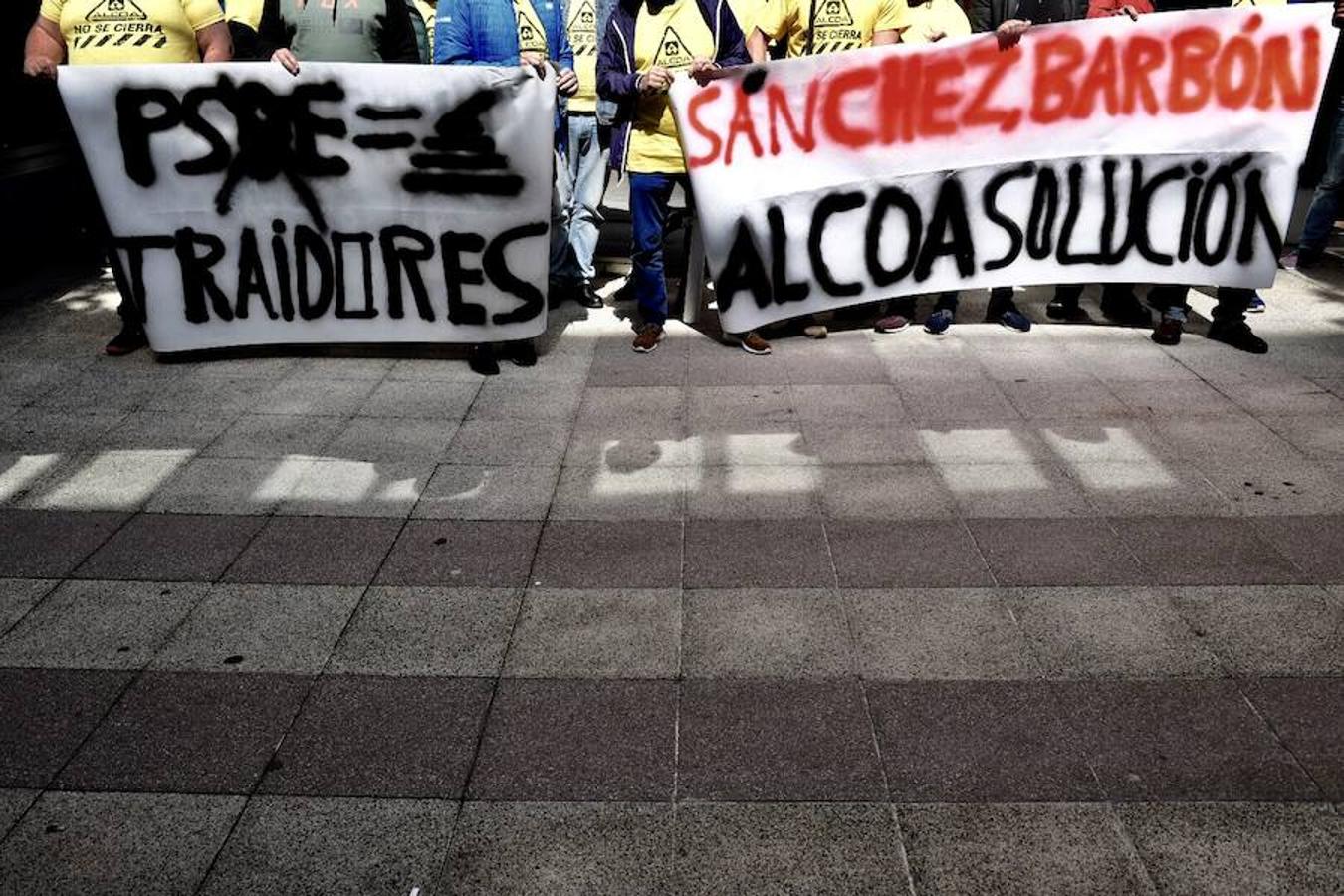 Los empleados de la firma de alumino exigen soluciones ante la sede del PSOE en Oviedo por las ayudas a las electrointensivas