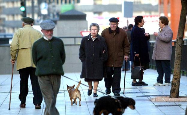 Ancianos paseando por Oviedo