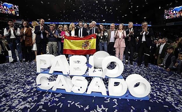 El candidato a la presidencia del Gobierno por el PP, Pablo Casado (c), junto al resto de candidatos, durante el acto de cierre de campaña.