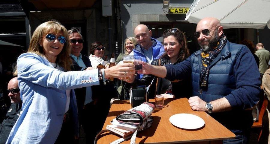 Paloma Gázquez, candidata del PP, en Oviedo, en la calle San Bernabé