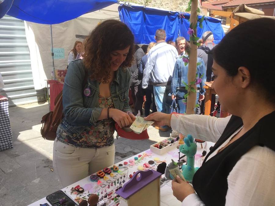 Sofía Castañón, candidata de Podemos, en el mercado de la Flor en Lena