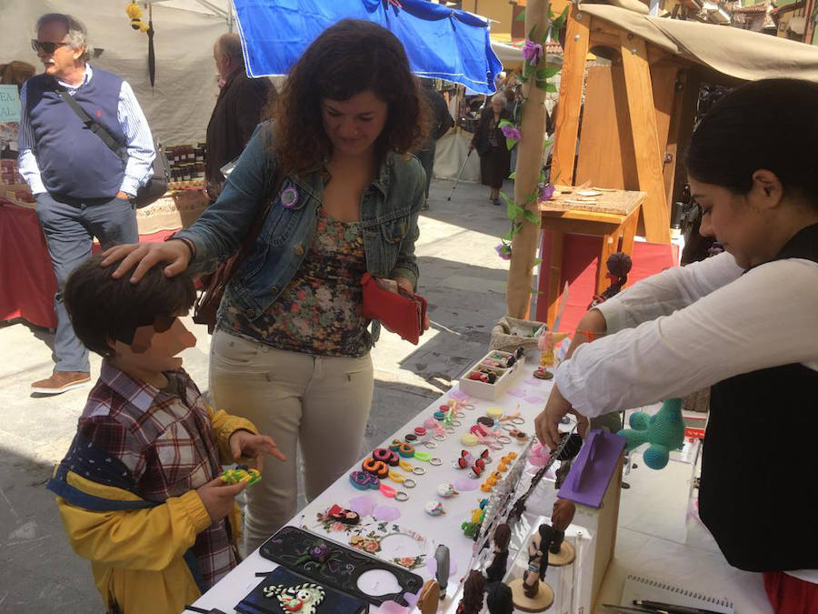Sofía Castañón, candidata de Podemos, en el mercado de la Flor en Lena