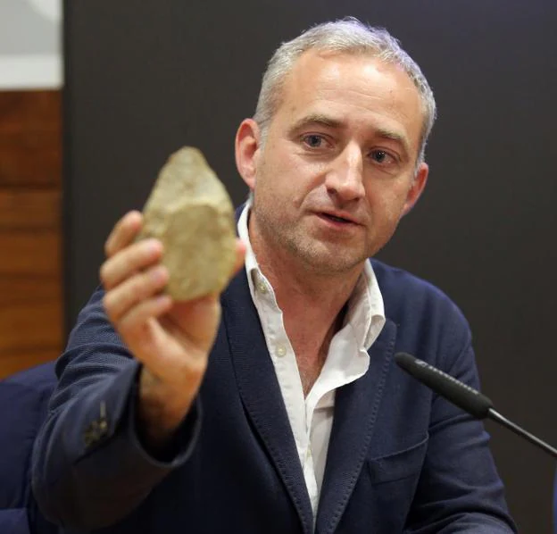 El arqueólogo Alfonso Fanjul muestra una de las piezas. 