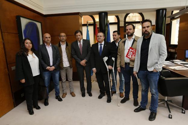 Javier Fernández e Isaac Pola, con los representantes de UGT, CC OO y USO, en Oviedo. 