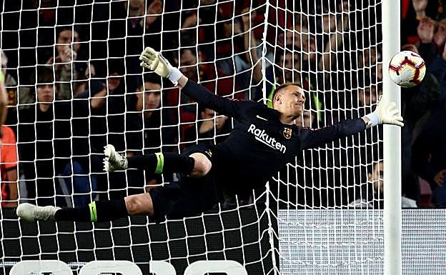 Ter Stegen realiza una parada en un partido. 