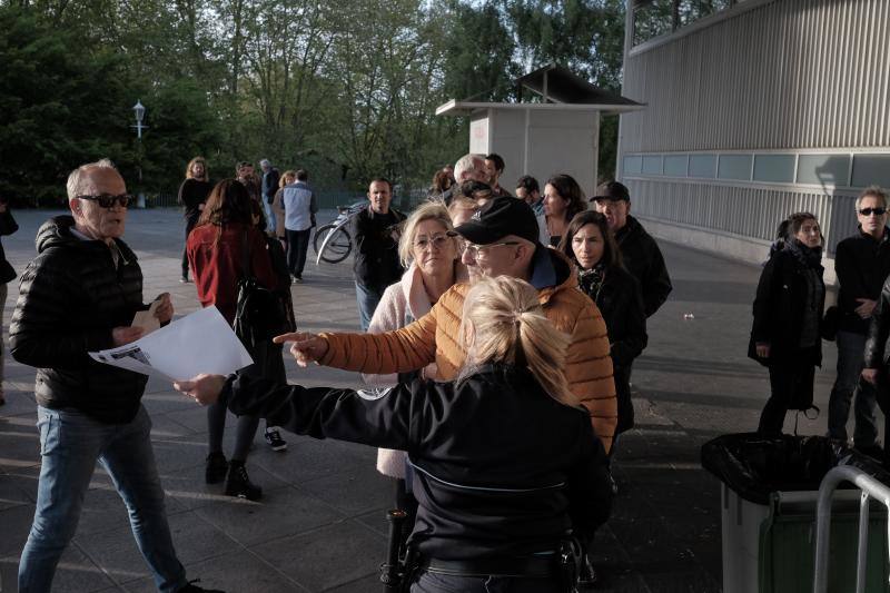 Llegó el momento más esperado para sus fieles seguidores. Los asistentes al concierto de Bob Dylan en Gijón forman largas colas frente al Palacio de Deportes