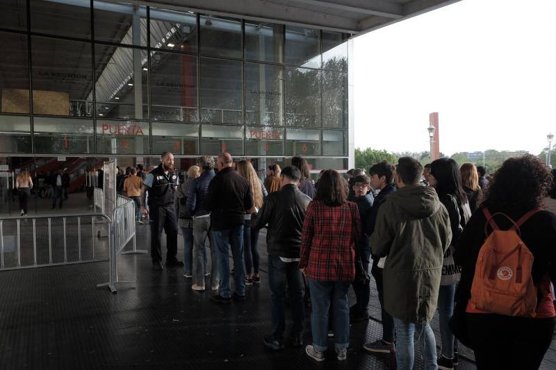 Llegó el momento más esperado para sus fieles seguidores. Los asistentes al concierto de Bob Dylan en Gijón forman largas colas frente al Palacio de Deportes