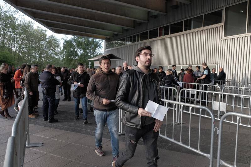 Llegó el momento más esperado para sus fieles seguidores. Los asistentes al concierto de Bob Dylan en Gijón forman largas colas frente al Palacio de Deportes