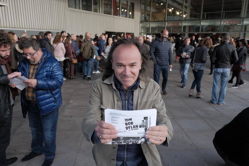 Llegó el momento más esperado para sus fieles seguidores. Los asistentes al concierto de Bob Dylan en Gijón forman largas colas frente al Palacio de Deportes