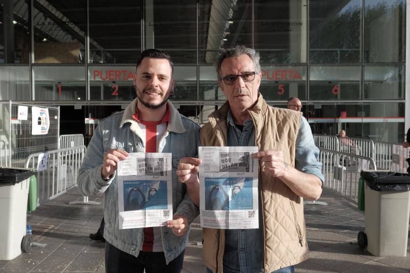 Llegó el momento más esperado para sus fieles seguidores. Los asistentes al concierto de Bob Dylan en Gijón forman largas colas frente al Palacio de Deportes