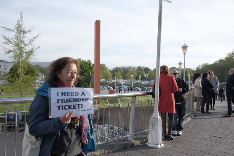 Llegó el momento más esperado para sus fieles seguidores. Los asistentes al concierto de Bob Dylan en Gijón forman largas colas frente al Palacio de Deportes