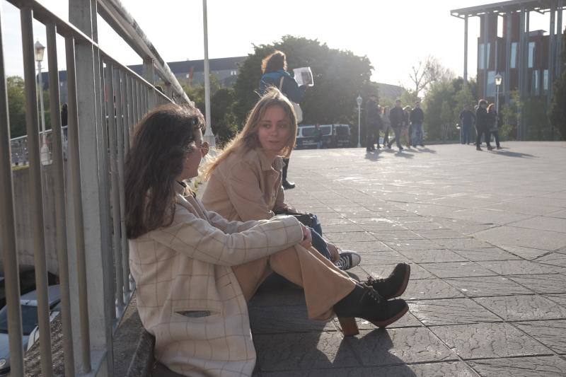 Llegó el momento más esperado para sus fieles seguidores. Los asistentes al concierto de Bob Dylan en Gijón forman largas colas frente al Palacio de Deportes