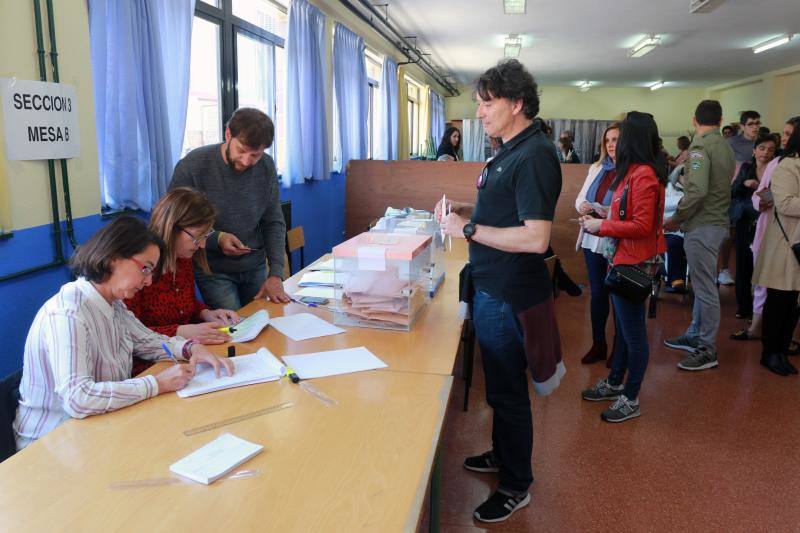 En esta mesa de Mieres fue necesario recurrir a todos los suplentes ya que ninguno de los titulares acudió a la cita. 