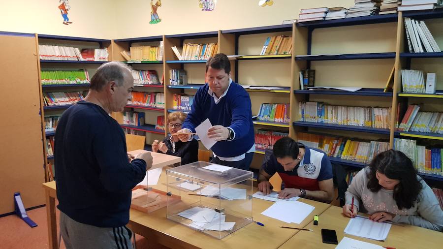 Numerosas personas han acudido ya a ejercer su derecho al voto en alguno de los colegios que se reparten por la geografía asturiana. El buen tiempo está acompañando la jornada