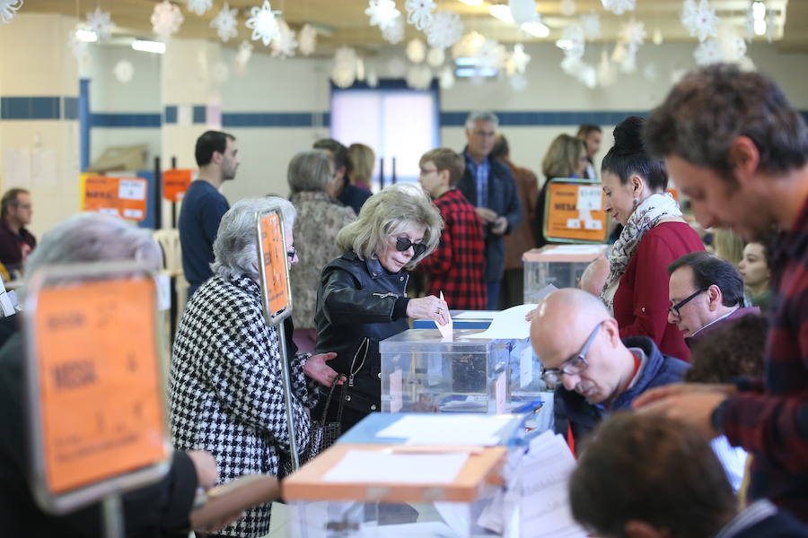 Numerosas personas han acudido ya a ejercer su derecho al voto en alguno de los colegios que se reparten por la geografía asturiana. El buen tiempo está acompañando la jornada