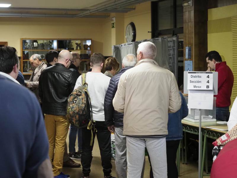 Numerosas personas han acudido ya a ejercer su derecho al voto en alguno de los colegios que se reparten por la geografía asturiana. El buen tiempo está acompañando la jornada