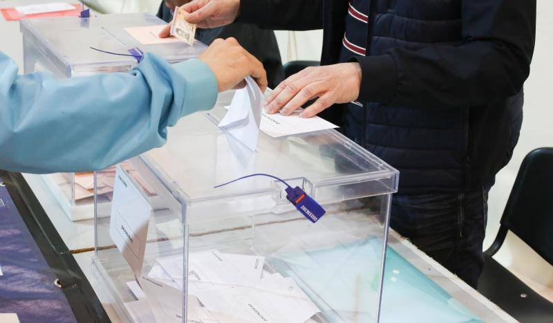 Numerosas personas han acudido ya a ejercer su derecho al voto en alguno de los colegios que se reparten por la geografía asturiana. El buen tiempo está acompañando la jornada