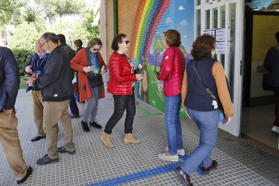 Numerosas personas han acudido ya a ejercer su derecho al voto en alguno de los colegios que se reparten por la geografía asturiana. El buen tiempo está acompañando la jornada