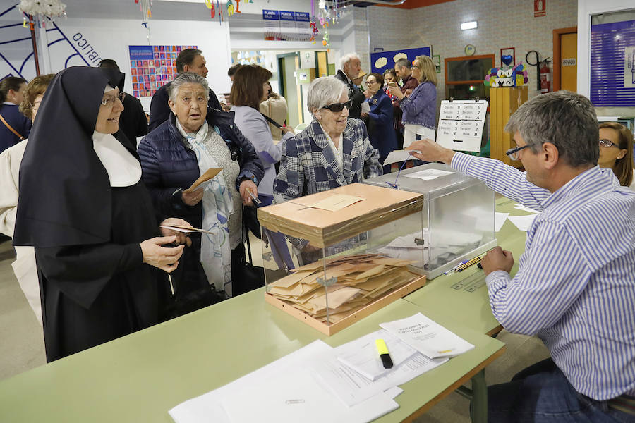 Numerosas personas han acudido ya a ejercer su derecho al voto en alguno de los colegios que se reparten por la geografía asturiana. El buen tiempo está acompañando la jornada